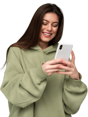 sonriente-joven-bella-mujer-morena-elegante-sudadera-capucha-verde-telefono-movil